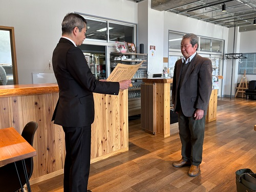 合同会社菅浜わくわく協働体にて授与の様子 （写真右：濱野代表）