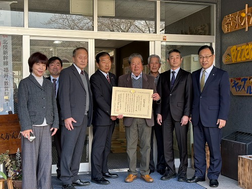 授与後の記念撮影の様子