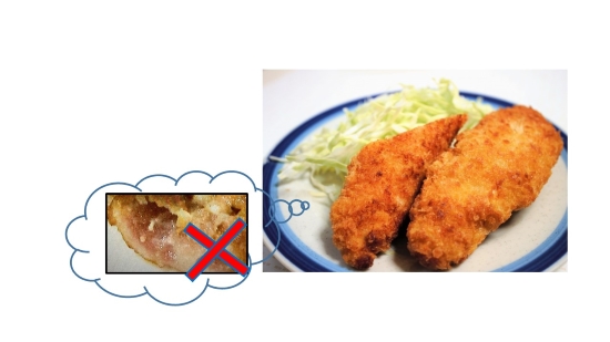 完全には火が通っていないチキンカツの画像