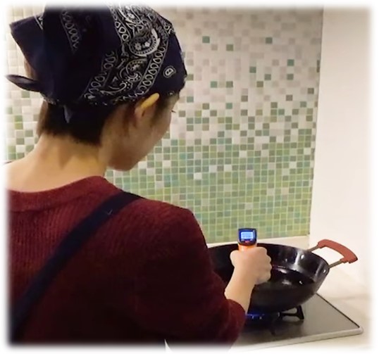 温度計で鍋の温度を図っている画像