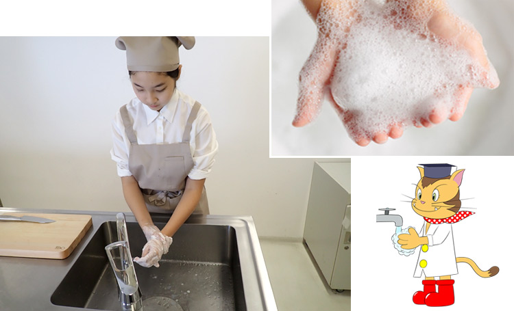 せっけんで手を洗う