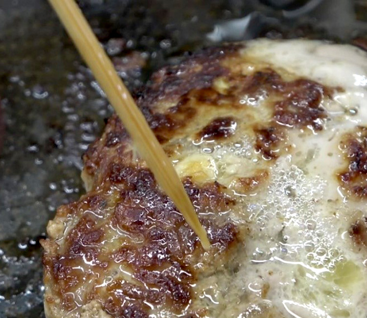 竹串を刺して肉汁を確認