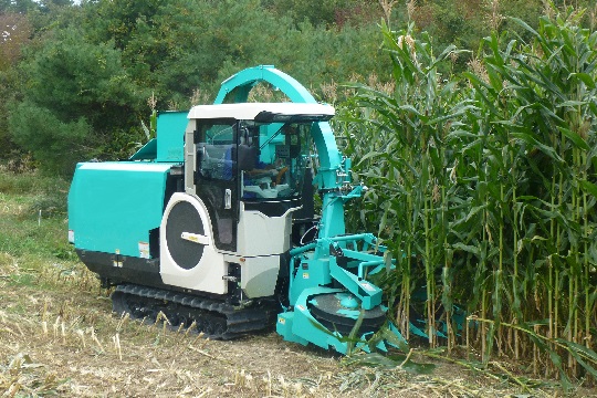 ロールベーラー(干し草や藁など結束梱包機)の写真