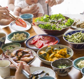 食卓をかこっている画像