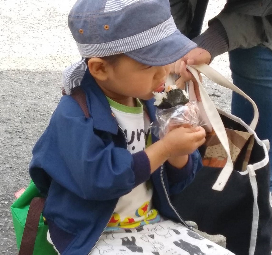 おにぎりを食べる様子