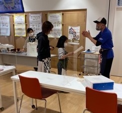 説明を受ける様子