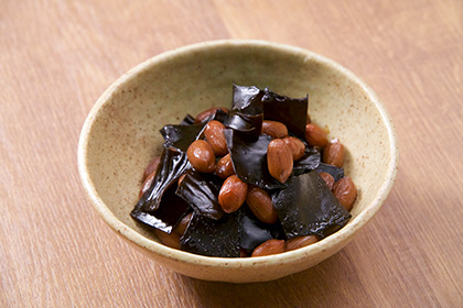 アラメと落花生の煮つけ