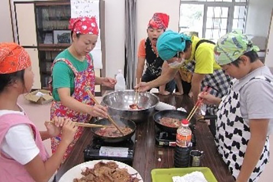 みんなで料理をする様子