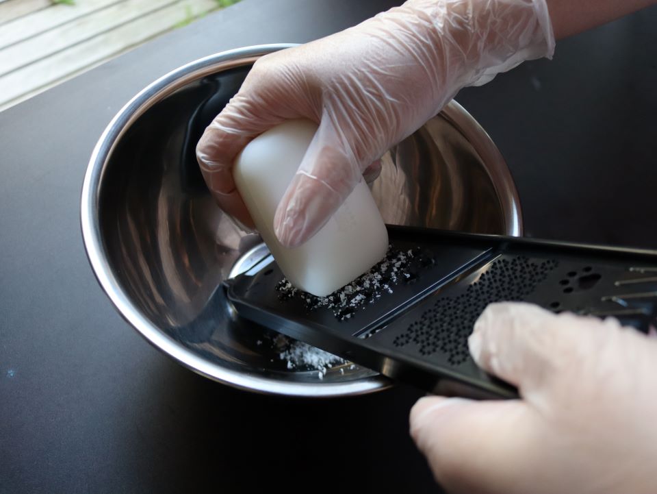 せっけんをすりおろす