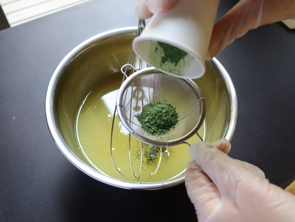 ヨモギパウダーを加える