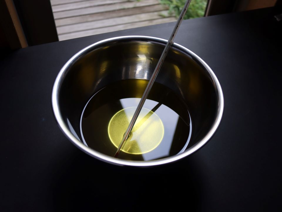 オイルをあたためる