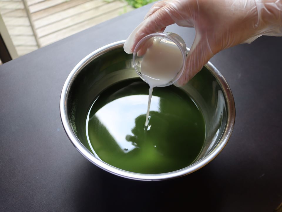 色付けした後牛乳を混ぜる