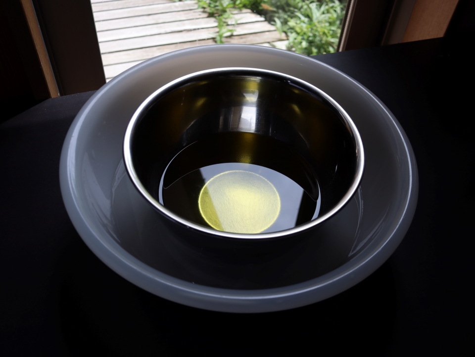 2-1オイルを湯せんにかける