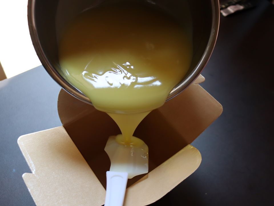 せっけん生地を型に流し込む