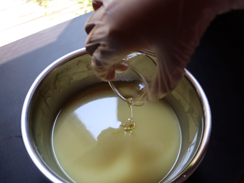 エッセンシャルオイルを入れる