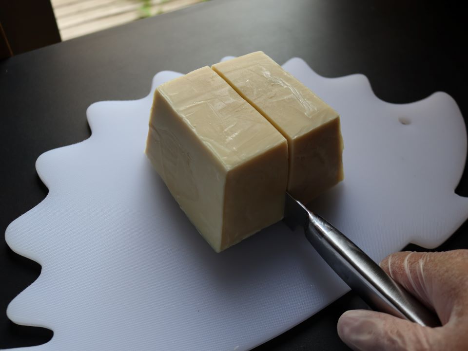 せっけんを4つに切る