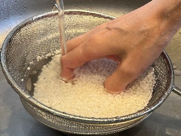 お弁当の作り方（②こめを洗って炊く）