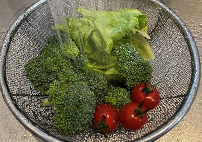 お弁当の作り方（③野菜を洗う）