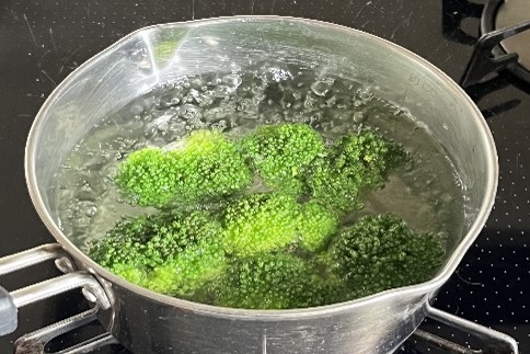 お弁当の作り方（④ブロッコリーをゆでる）