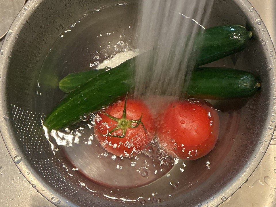 ②野菜を洗う