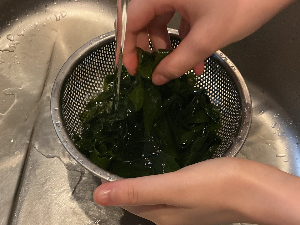 ③わかめを洗う