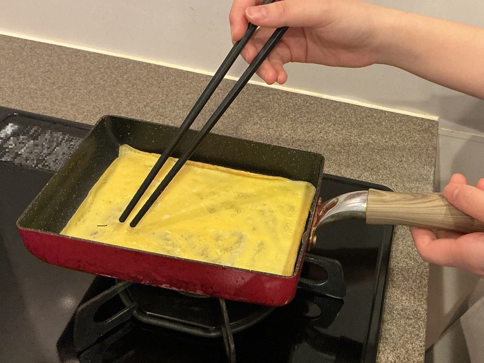 ④といた卵を焼く