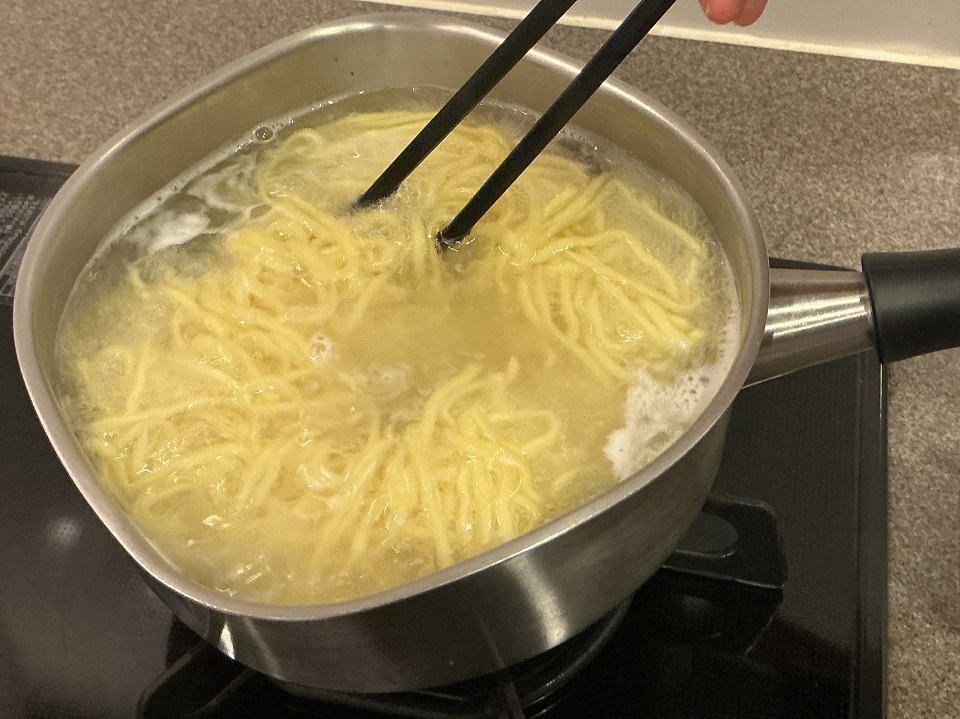 ⑥麺を茹で、水でしめる