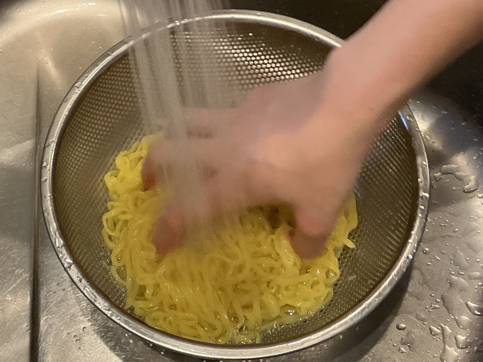 ⑥麵を茹で、水でしめる