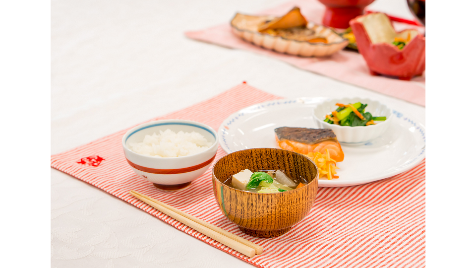 テーブル上の和食写真