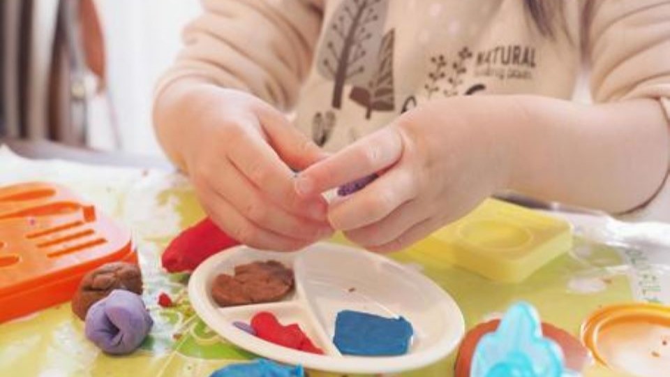 子どもが石鹸を成型している写真