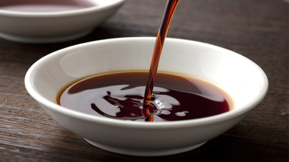 醤油が注がれている写真