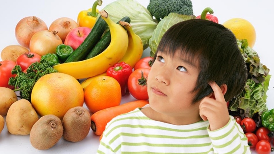 子どもと野菜の写真