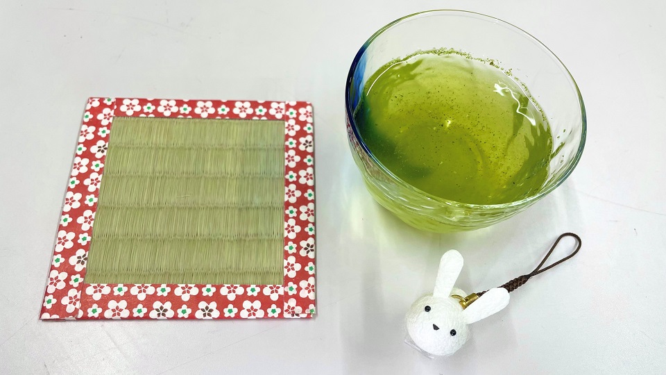 いぐさのコースターと緑茶の写真