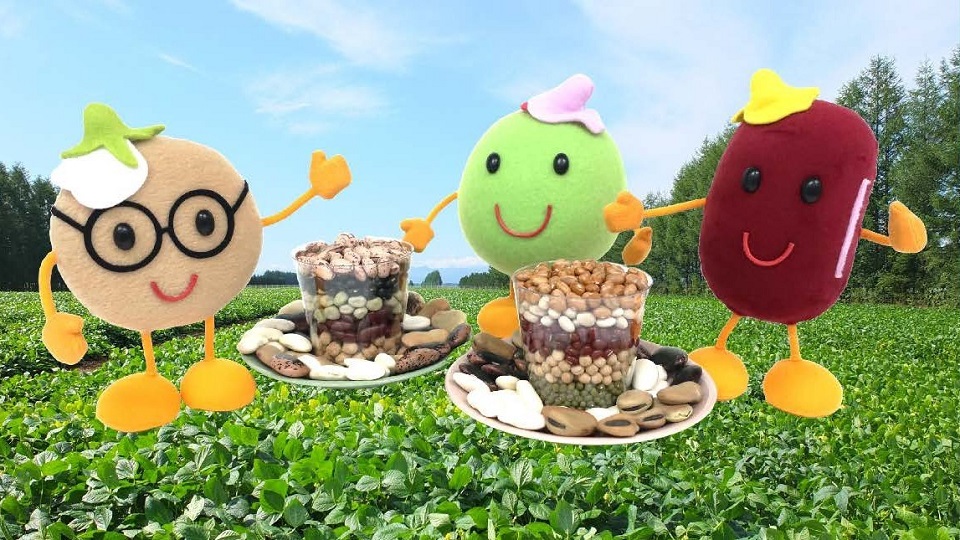 コップに入れられた様々な豆と豆キャラクターの写真