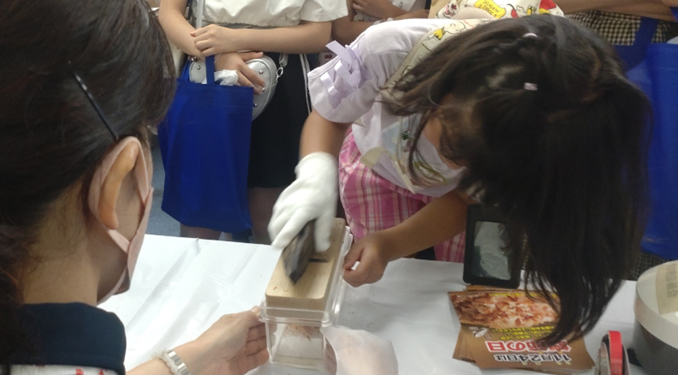 子どもがかつお節を削る様子