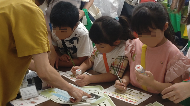 子どもがクイズに挑戦している様子