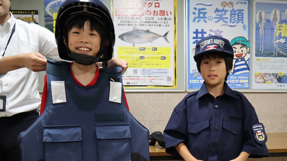 子どもが海業監督官の制服を着ている写真