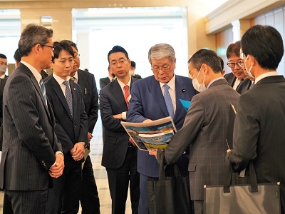 コンベンションセンター内で説明を受ける野村農林水産大臣