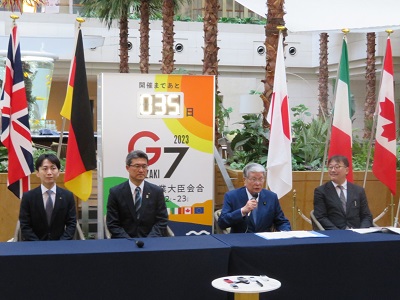 意見交換後に共同記者会見をする野村農林水産大臣