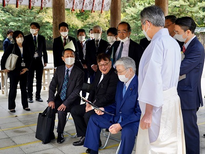 宮崎神宮で宮司からの説明を受ける野村農林水産大臣