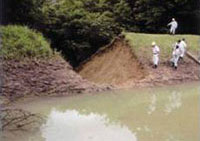 台風の影響で決壊したため池
