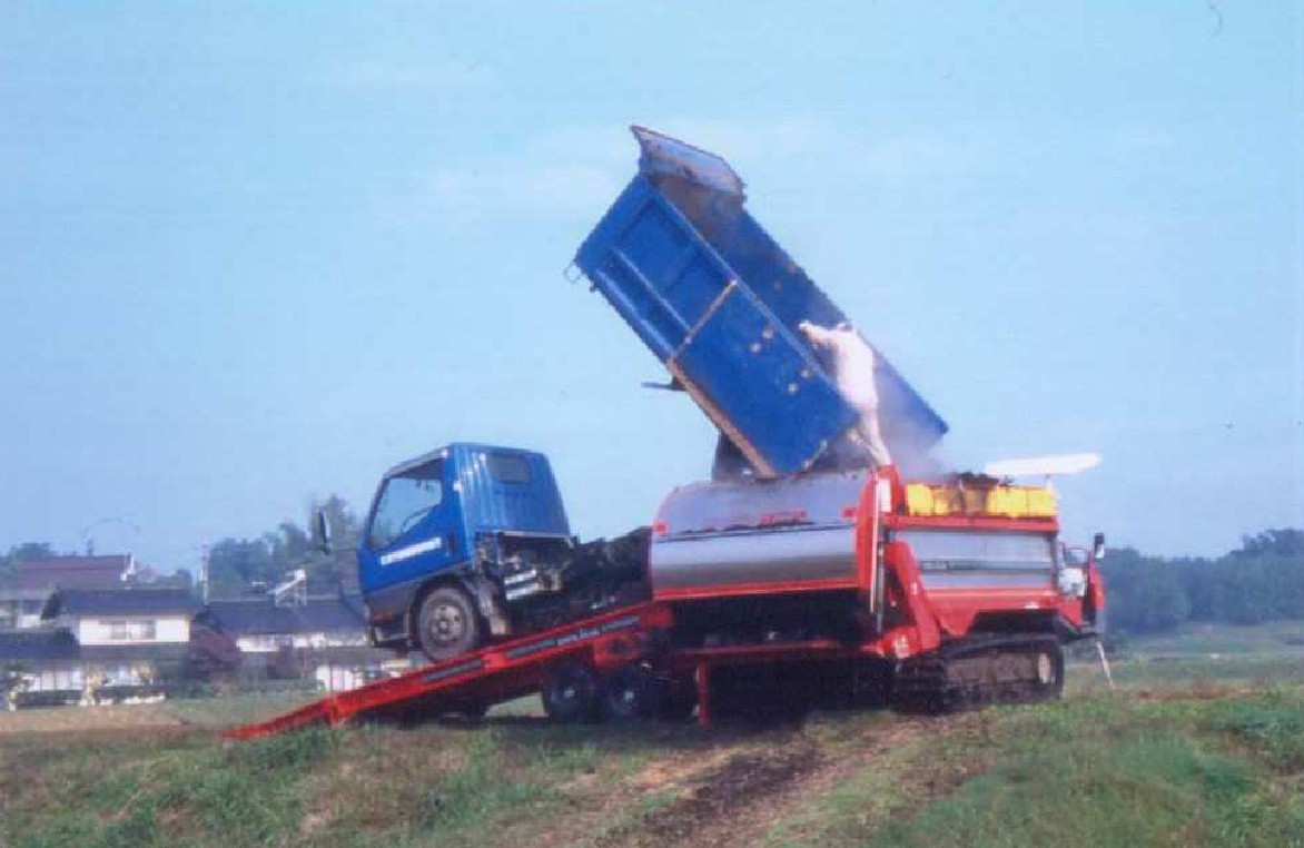 たい肥の積み込み作業