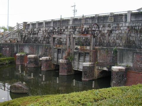 立田輪中人造堰樋門1