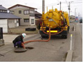 マンホールに滞水した汚水をバキューム車でくみ取る様子