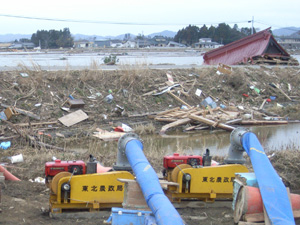 災害応急用ポンプで緊急排水している様子