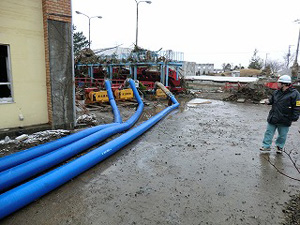 閑上地区での排水の様子