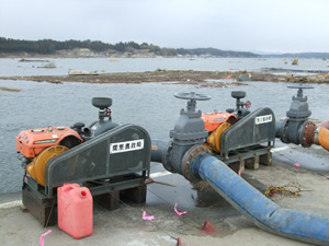 南相馬市北海老での排水の様子2