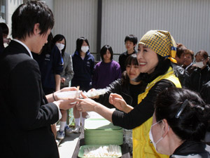 小林幸子さん被災地（岩手県）訪問1