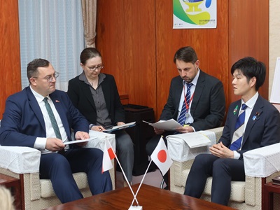 ステファン・クライェフスキ・ポーランド共和国農業・農村開発大臣と通訳を通じて会談する鈴木農林水産大臣