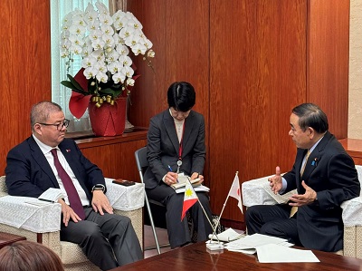 ラウレルフィリピン農業大臣と会談を行う坂本農林水産大臣